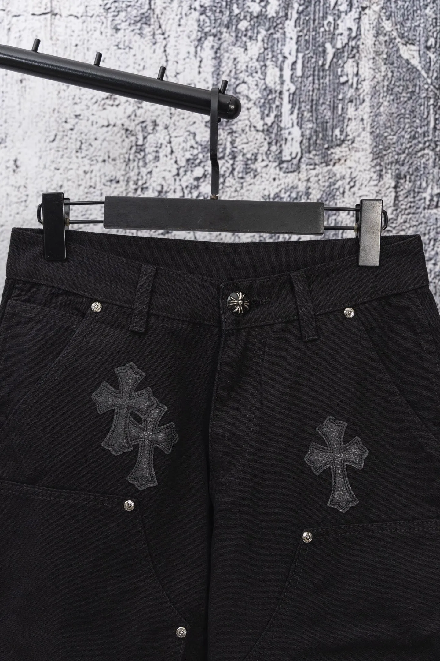 P270 CH Chromehearts pure black cross-stitched leather black workwear jeans and logging pants. The cabinet price is 34W level. The patches are decorated with cross flowers and washed jeans! ! An absolutely high-end luxury product, a 1.9W-level god-level single product, a super popular product, made by top heavy industry, a magic weapon that cannot be missed! [About Zangyin] This is an extremely luxurious fashion brand that can also be called the aristocracy of the high street. It has always been an exclusive brand for some hipsters or rich second generations. Compared with ordinary high streets, it is more luxurious and noble. Compared with luxury brands, it is more fashionable and individual. It has always been a brand that I have a special liking for. [Top heavy industry fashion design] Consistently high-street luxury style. Speaking of this style, the Zangyin family and GU family are definitely the leading representative brands. Especially the Zangyin family has really achieved a state-of-the-art effect in creating high-street style. The unique washed material is used to create this style. The color system is already quite eye-catching. After it is decorated with patchwork cross flowers, it cleverly highlights the charm of the brand. Secondly, this style uses classic The high-waist cutting design highlights the long legs and fashionable temperament of the upper body. The brand is highly recognizable and the slim fit configuration is more suitable for daily wear. It is a product that interprets personality, fashion, and specifications at a glance. This single product is enough to make any fan excited. It can be a white T-shirt for a youthful college style, or a tight suspender for a royal style. It has strong matching ability and can be easily controlled by men.  [Materials and craftsmanship] Needless to say, this point goes without saying. As an excellent craftsman brand, Zangyin’s requirements for details and craftsmanship are really perfect. The washed color of this model has gone through so many processes, not to mention the embellishment of denim appliques. It is also purely hand-made and sewn. Just like what they believe in, only hand-made things have soul and have the meaning of wear. A top-notch heavy-duty fashionable denim item, I look forward to your perfect interpretation! !  Color: Black Size: 28-36